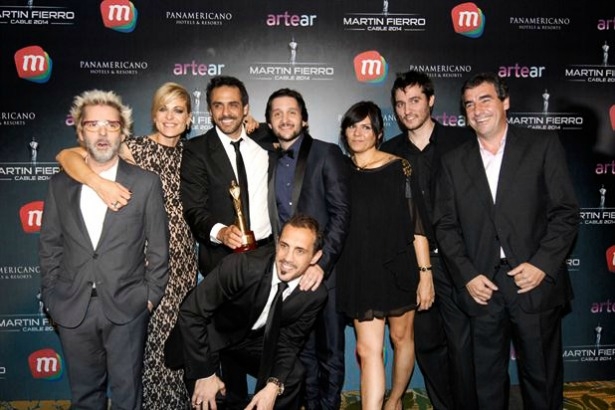 (L-R) The Pura Química team celebrated winning a "Martín Fierro" award: Mex Urtizberea, Eugenia Tobal, Mariano Zabaleta, Germán Paoloski, producers Lucila Latorre, Pablo Ucha Olmedo and Carlos Ghio and (crouching below) José Chatruc. (Prensa Magazine Artear)